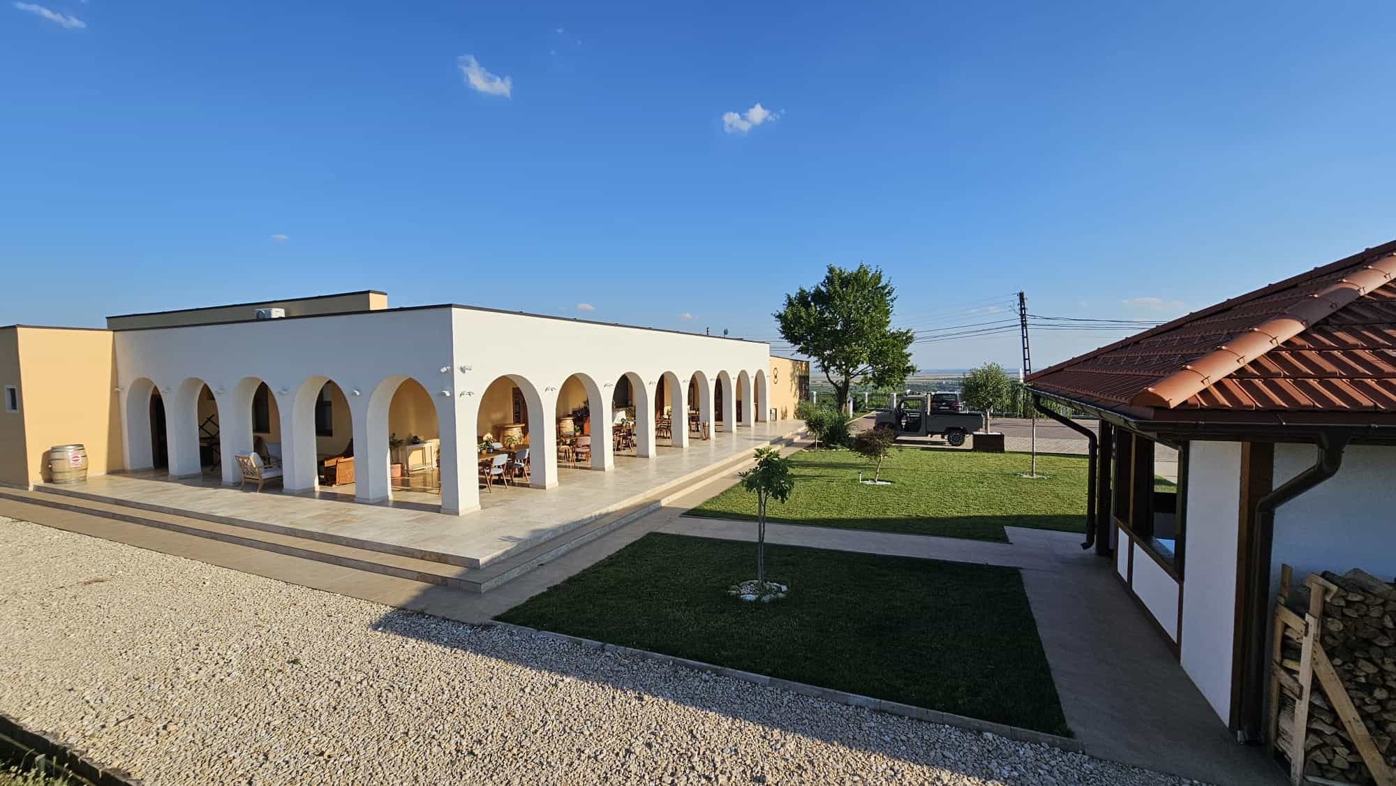 VinoVidiVici – Vinărie modernă în peisaj rural VinoVidiVici, vinărie modernă în peisaj rural, cu arhitectură elegantă și peisaje pitorești, perfect.