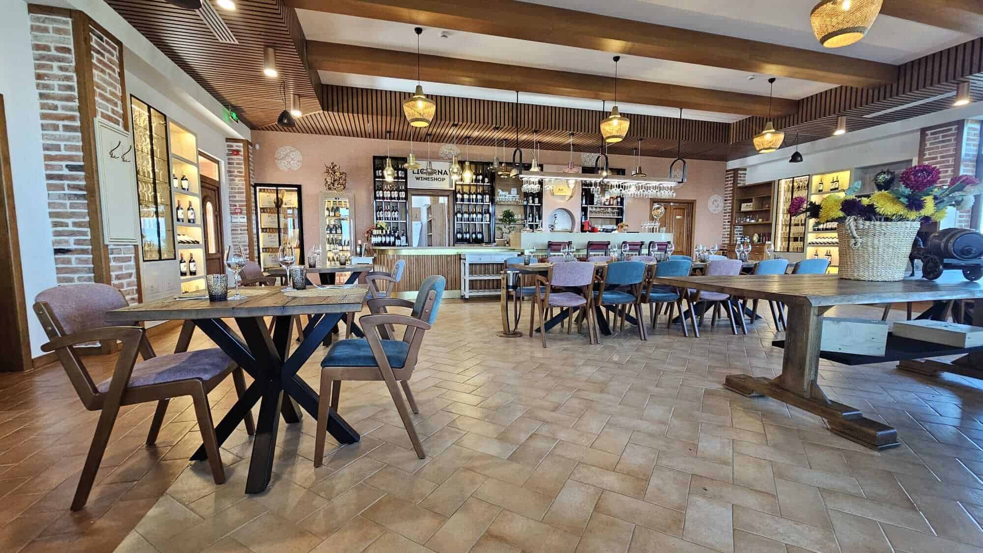 VinoVidiVici – Interior restaurant elegant Interior restaurant elegant pentru degustare de vinuri și mese rafinate.